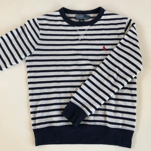 POLO RALPH LAUREN TRÖJA  - Blå och vit randig tröja med röd häst. RETRO UNISEX modell storlek S och är normal i storlek. Köpt för några år sedan använd ett par gånger och är därför i använt skick men utan skråmor eller märken.