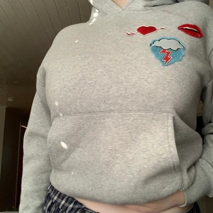 Oversised hoodie - Säljer min hoddie då jag växt ur den, köpt för ett par år sedan och är fortfarande i samma skick. Köparen betalar för frakten.