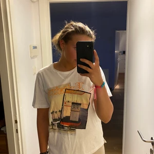 Zadig & voltaire tshirt  - En vit zadig tshirt med ett supercoolt tryck därframme, köpte i somras och endast använd 1-2 gånger. Tröjan är från barnkollektion storlek M, men skulle säga att det passar precis likadant som vuxen modell. 