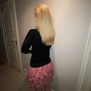 Söt kjol - Så så söt kjol från H&M som jag älskar!! Sjukt nice detaljer på och den är väldigt unik då det är en gammal modell