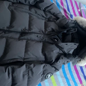 Canada goose wyndham  - Säljer för att jag inte behöver den, inget är fel på jackan, inga fläckar eller skador. Kan mötas upp eller fraktas
