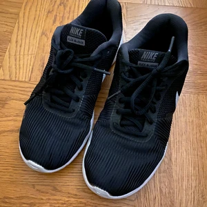 Nike Flex Bijoux Träningssko - Träningssko från Nike. Endast använd inomhus.