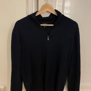 Zip Up  - Mörkblå zip Up köpt på second hand, står storlek XL men tror den ska sitta tight egentligen så passar nog xs-m