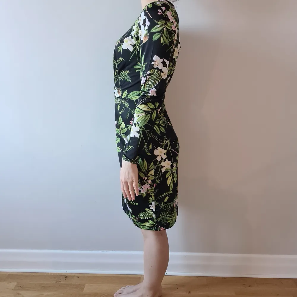 Blommigt mönstrad, blommönstrad Chiara Fortini klänning, storlek S (men skulle säga att den passar M eller stl.36-38). Stretchigt skönt mterial som följer kroppen. Klänningen är något stor på mig. Klänningar.