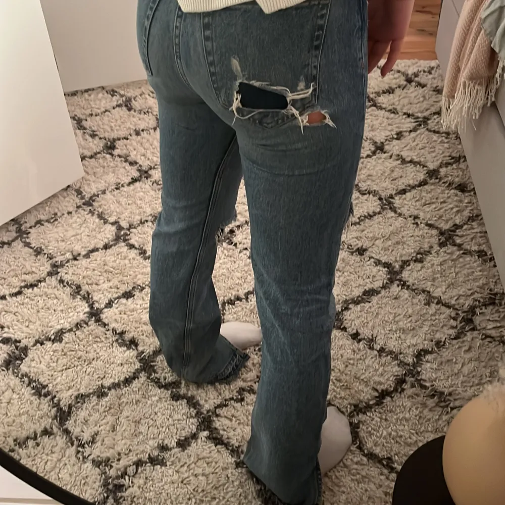 Supersnygga, trendiga jeans från pull and bear med hål och slits där nere, jag är 168cm lång💖 lite större i storleken skulle jag säga, så kanske mer som 36 än 34. Farkut & Housut.