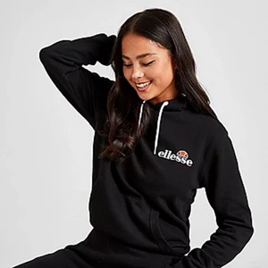 Ellesse hoodie svart - Hej! Säljer min Ellesse hoodie i storlek M, använd 2-3 gånger då jag har vuxit ur den. OBS! Köparen står för frakt