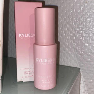 Kylie serum  - Helt oanvänt vitamin C serum från Kylie Skin, som jag bara öppnade för bildens skull. Mitt pris är 200kr💌