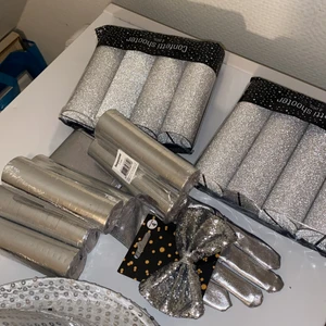 Kalas saker  - Silver saker med blandade dekorationer - köparen står för frakt . Allt för 300kr!