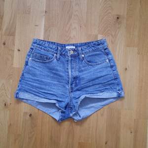 Ett par korta, högmidjade jeans shorts från H&M, I storlek 36. Det är knappar och ingen dragkedja. Köpta på H&M för länge sedan, men i bra skick. De säljes då de inte används längre. Pris: 30kr + frakt