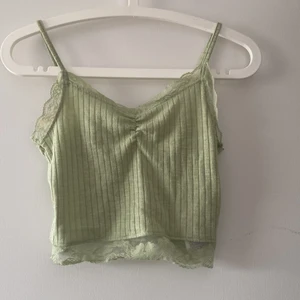 Linne - Ett gulligt linne från new yorker som har en fin detalj vid brösten! Spetsen vid armhålan har fått lite blekning på sig därav priset, dock är det inget som syns när man har den på sig!