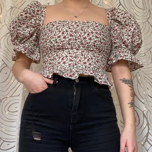 Somrig festtopp - Superfin festtopp till sommaren som jag sytt själv. Använd en gång och säljer då det inte är min stil. 