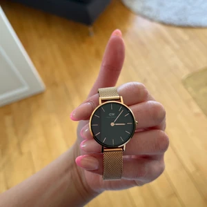 DW Klocka - Jätte fin Daniel Wellington klocka som knappt är använd. Bjuder på frakten då boxen saknas💞 Skickas i annan box så den ej skadas. Kan mötas upp i Jönköping