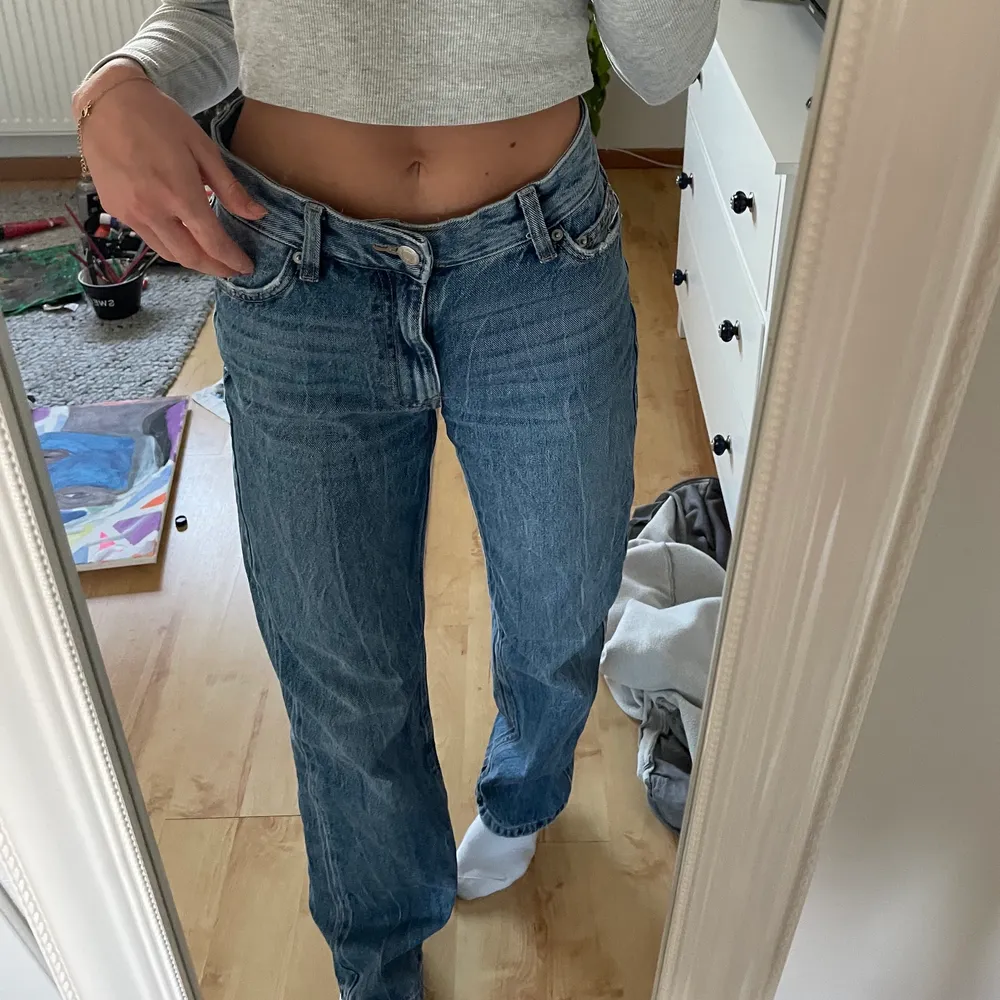 Högmidjade jeans från Bershka❤️ stl 34. Jeans & Byxor.