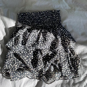 Chelsea kjol - Köpt för 450kr. Hyfsat bra skick, har varit hål men det är ihop sytt och syns knappt. Lappen i är bortklippt. Frakten ingår inte i priset!💗💗