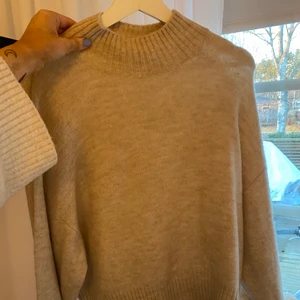 Beige stickad polo från monki  - Säljer denna beiga polotröja från monki som endast är använd 1 gång. Säljer för 150kr + frakt❤️❤️