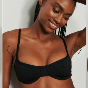 Superfin bikinitopp - Superfin bikini topp från NA-KD som tyvärr var för liten för mig:( Helt ny, endast testad 1 gång! Hann inte returnera den, därav säljer jag den här istället💛 strl 65B. Skriv för egna bildar. 