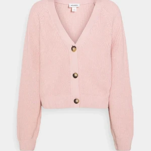 Cardigan Monki - Säljer denna fina kofta från Monki! Lånat bilder från Zalando men vid kontakt kan egna bilder fås! Den är i XXS men passar absolut en XS och en S om man vill ha den lite tajtare! Den är endast använd vid få tillfällen❤️