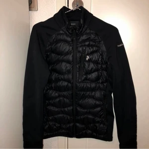 Peak performance jacka  - Ganska ny, storlek s, figursittande , kvinnlig modell .