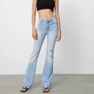 Zara - Säljer dessa snygga jeans från Zara som är slutsålda. De är endast använda en gång och är i bra skick, storlek 38. Skriv vid frågor eller fler bilder❤️❤️