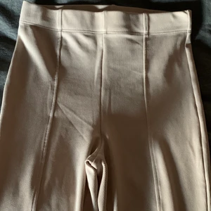 Beiga tighta fin byxor  - Beiga tighta fin byxor med slitts på benen! Storlek XXS-XS och aldrig använda! Väldigt bra skick! Kostar 100kr 