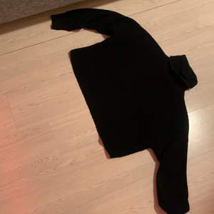 En svart stickad tröja i storlek M använd knappt och den är k bra skick! Lite kort i magen men annars jätte fin Köparen står eventuellt för frakt!