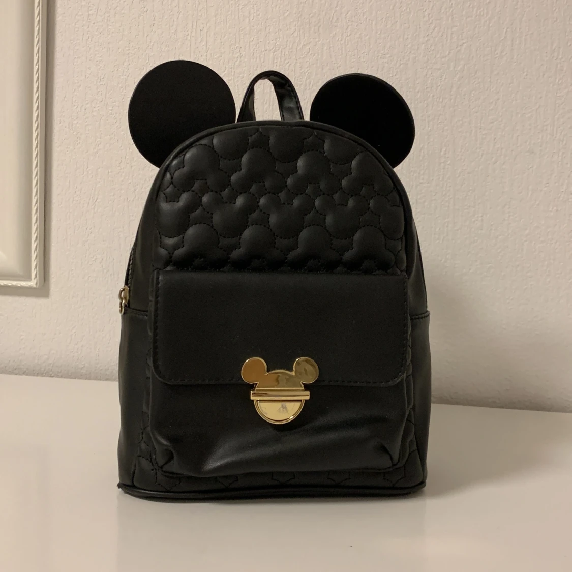 Svart väska med mickey mouse form