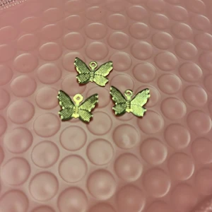 Fjäril’s berplocker 🤍🤩 - Ganska smala,man kan sätta på så att det blir ett örhänge,guldiga,glansiga o finaaa🤍🤩