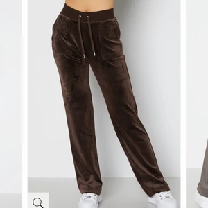 Bruna juicy couture byxor  - Jätte fina bruna juicy couture byxor i bra skick!! Slutsålda överallt i storlek xs. Säljer pga att jag vill köpa ett par andra startpris 700 kontakta mig för intresse!☺️☺️