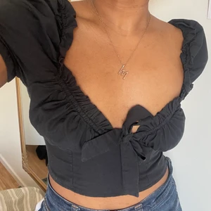 Söt topp från Nakd - Jätte söt topp från Na-kd, funkar även som en off shoulder topp! Strl 38 men passar nog mer som en 36