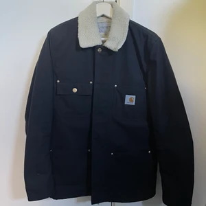 Carhartt jacka - Carhartt jacka i storlek M, fantastiskt fint skick och är som ny! Köparen står för frakt! (60kr) ✌🏻