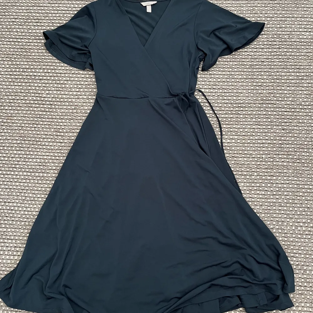 En mörkblå klänning i storlek S från Hm, perfekt för svalare sommarkvällar eller middag med kompisar. 💕. Klänningar.