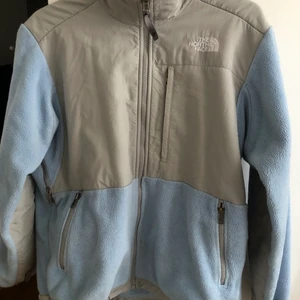 The North Face fleece - Storlek M, liten vit fläck på framsidan som inte syns, går säkert bort med något medel. Fråga om du vill ha fler bilder