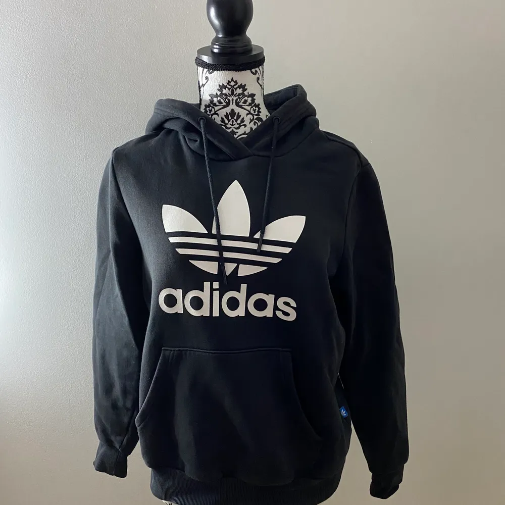 Svart hoodie från Adidas. Hoodies.