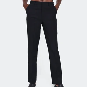 Vilma kostymbyxa bikbok  - Säljer dessa fina och bekväma svarta kostymbyxor från bikbok då de blivit för små. Fråga för andra bilder (antingen gamla bilder när jag har de eller endast bild på plagget). Nypris 400kr. Köpare står för frakt & fråga vid funderingar.