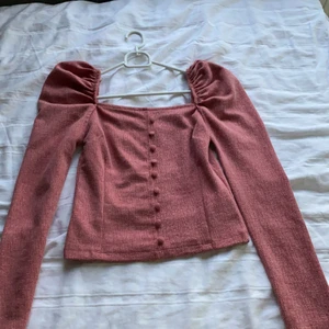 Topp med knappar - Topp med knappar sitter tajt Storlek XS