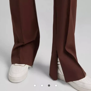 Bruna byxor  - Bruna ”kostymbyxor” från Bershka med dragkedja nedtill (som kan stängas). Oanvända, storlek 34. Nypris 299 