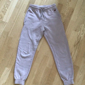 Mjukisbyxor - Jag säljer ett par lila mjukisbyxor ifrån Kappahl 💖