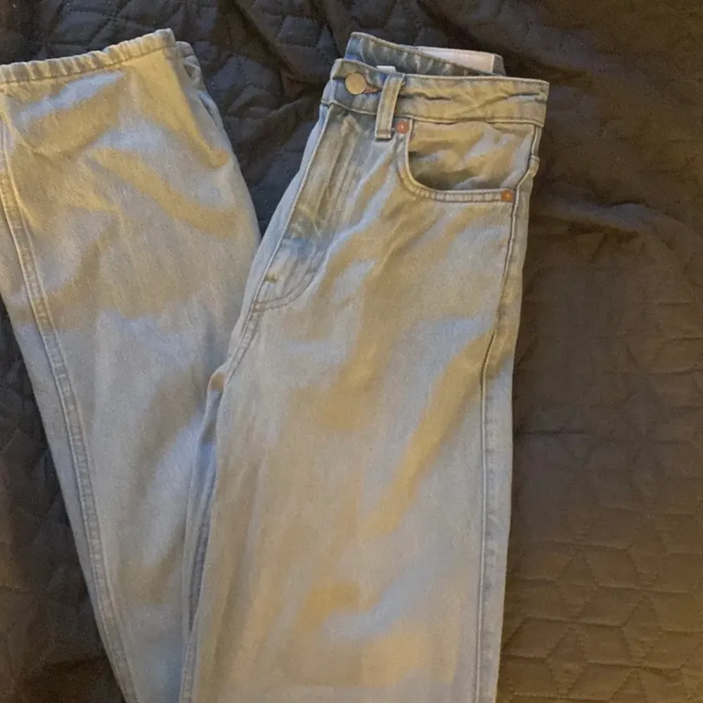 Hej! säljer mina oanvända weekday jeans. Jag är 171 cm lång. Storlek W26 L34. Jeans & Byxor.