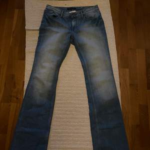 säljer helt nya lågmidjade jeans då de är för små för mig. Jag är 175 och passar bra i längden. Skulle rekommendera för er som är 168-178 skulle passa bra. Köpte för 549kr så säljer för 500 för direkt köp annars bud.Storlek 29/34. 10kr mellan varje bud!