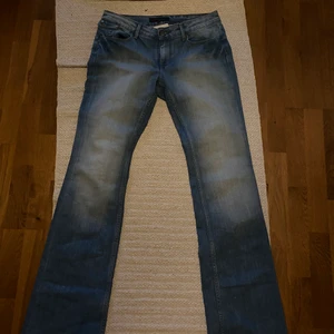 lågmidjade jeans - säljer helt nya lågmidjade jeans då de är för små för mig. Jag är 175 och passar bra i längden. Skulle rekommendera för er som är 168-178 skulle passa bra. Köpte för 549kr så säljer för 500 för direkt köp annars bud.Storlek 29/34. 10kr mellan varje bud!