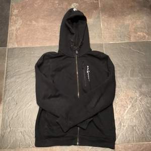 Säljer nu min svarta sail racing hoodie för att den är för liten på mig använd få gånger bra skick! 
