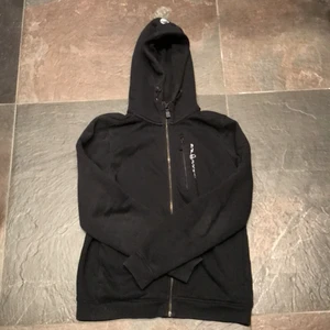 Sail racing zip hoodie  - Säljer nu min svarta sail racing hoodie för att den är för liten på mig använd få gånger bra skick! 