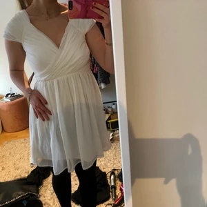 Studentklänning  - Vit söt studentklänning från Nelly med lappen kvar då jag valde en annan❤️ 