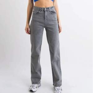 Lånade bilder från hemsidan! Modellen ”vida jeans” från madlady storlek 36. Knappt använda, nypris: 549 säljer dom för 250:- Köpare står för eventuell frakt. 