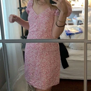 Rosa sommarklänning - Säljer min drömmiga klänning från other stories💓🌟😩