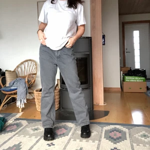 Weekday jeans - Rowe gråa skitsnygga! Sitter lite baggy på mig som är mellan S och M och 169cm lång💕 helt felfria och nästan nya