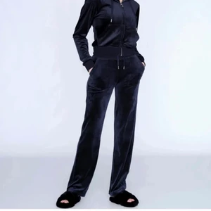 Juicy couture byxor  - Säljer mina äkta mörkblå juicy byxor! Storlek M men passar S och L med. pm vid fler bilder! Nästan oanvända. Köpte på best secret har kvitto.