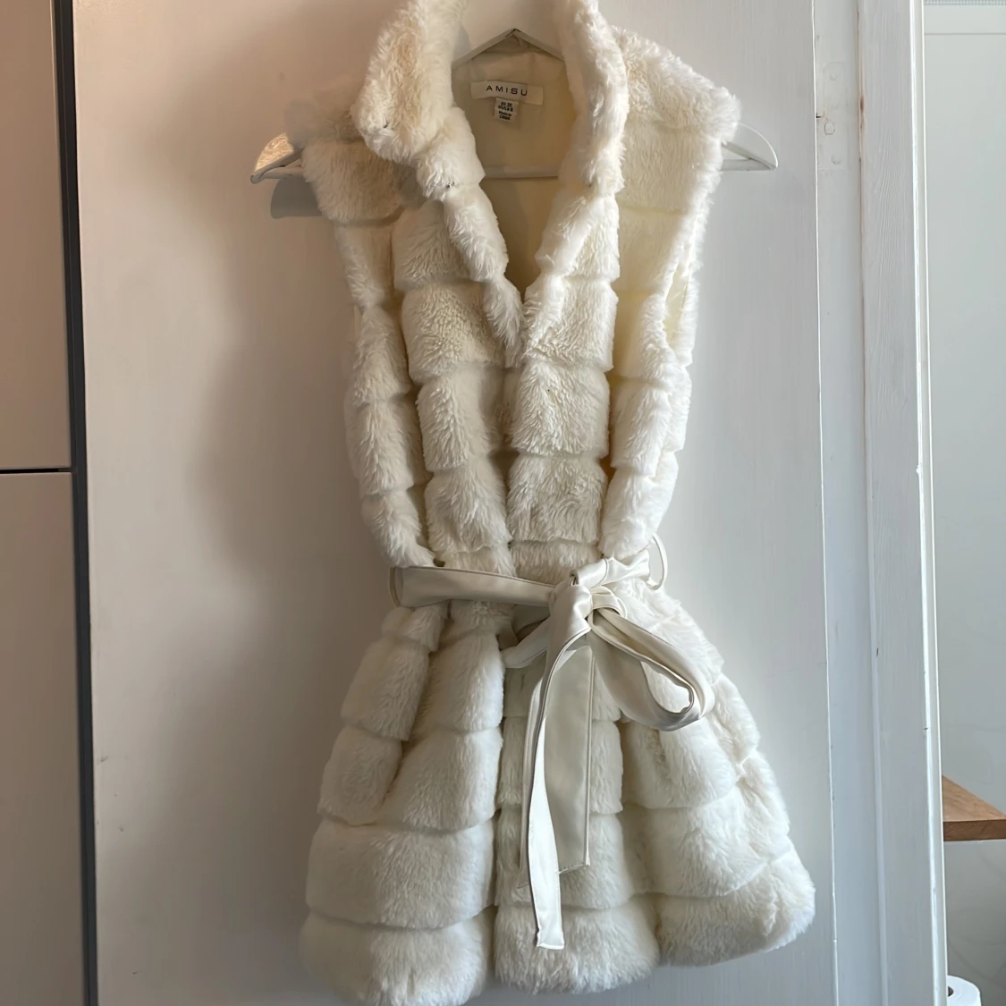 Vit pälsväst