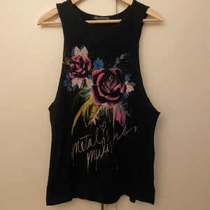 Linne Metal Mulisha XS/S - Linne från Metal Mulisha. Storlek XS/S.  Använt ett gäng gånger och i väldigt bra skick.   Helst swish Finns centralt i Sundsvall. Kan skickas om köparen betalar porto. 