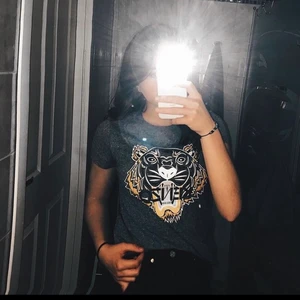 Kenzo T-shirt - Kenzo t-shirt i bra skick, använd några fåtal gånger. Den är äkta och beställd från deras egna hemsida. Storlek xs, normal i storlek. Bara att skriva vid frågor osv. Endast Swish och post 